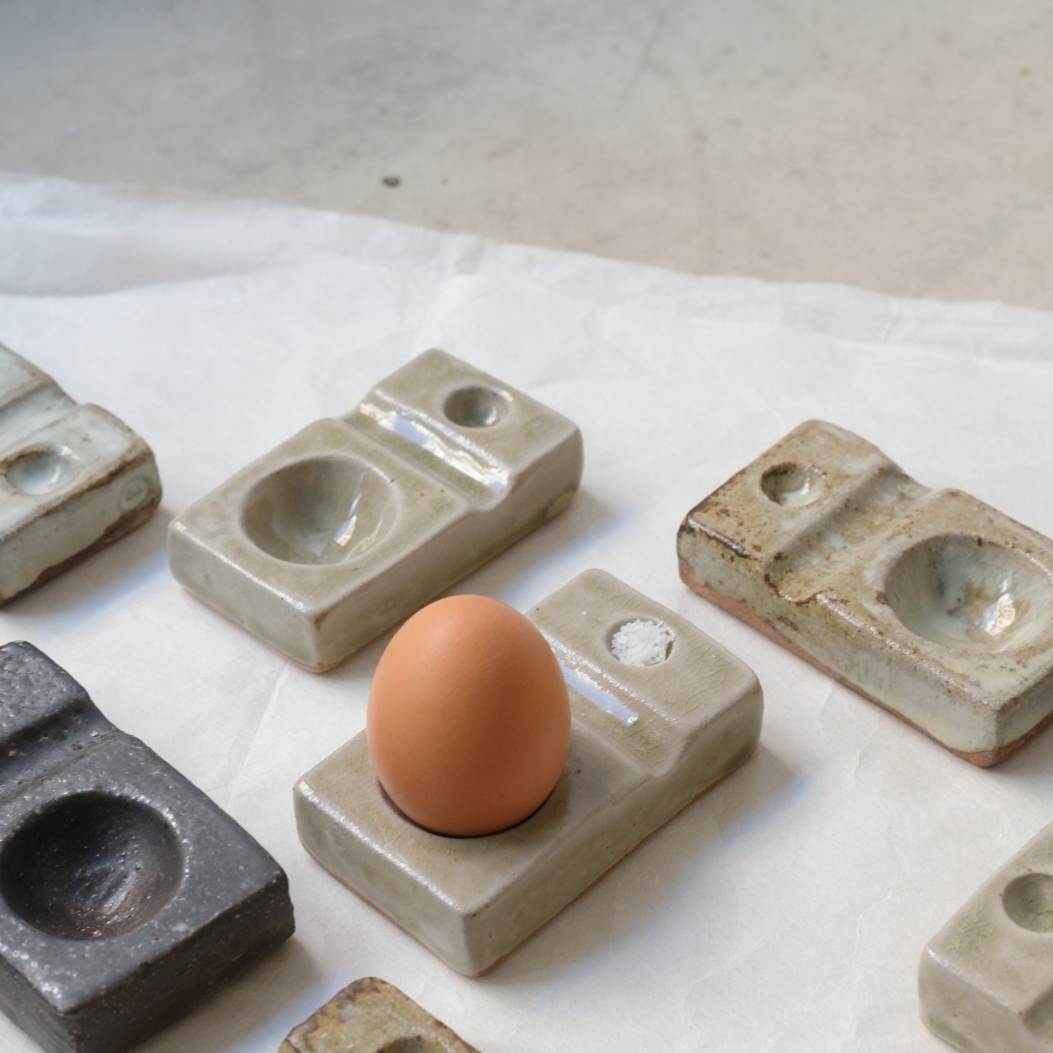 Coquetier au feu de bois - vert jade brillant de Ann-Charlotte Ohlsson chez Brutal Ceramics
