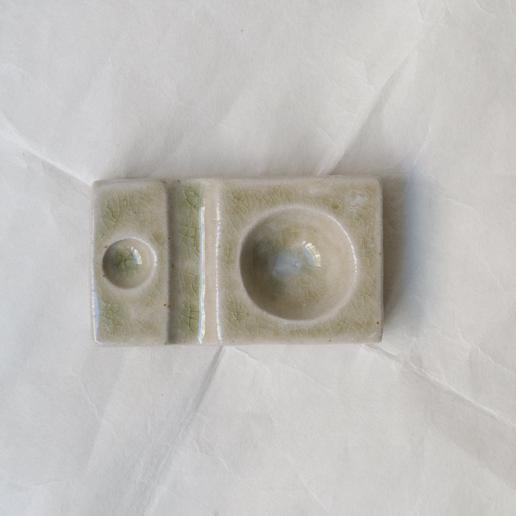 Coquetier au feu de bois - vert jade brillant de Ann-Charlotte Ohlsson chez Brutal Ceramics