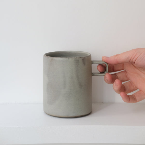 Tasse en grès gris 470ml - Vert Sauge d'Atelier Epiney chez Brutal Ceramics
