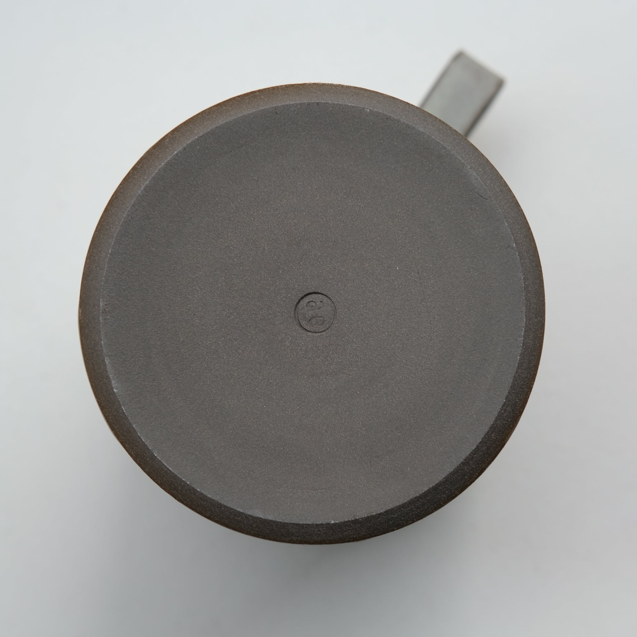 Tasse en grès gris 470ml - Vert Sauge d'Atelier Epiney chez Brutal Ceramics