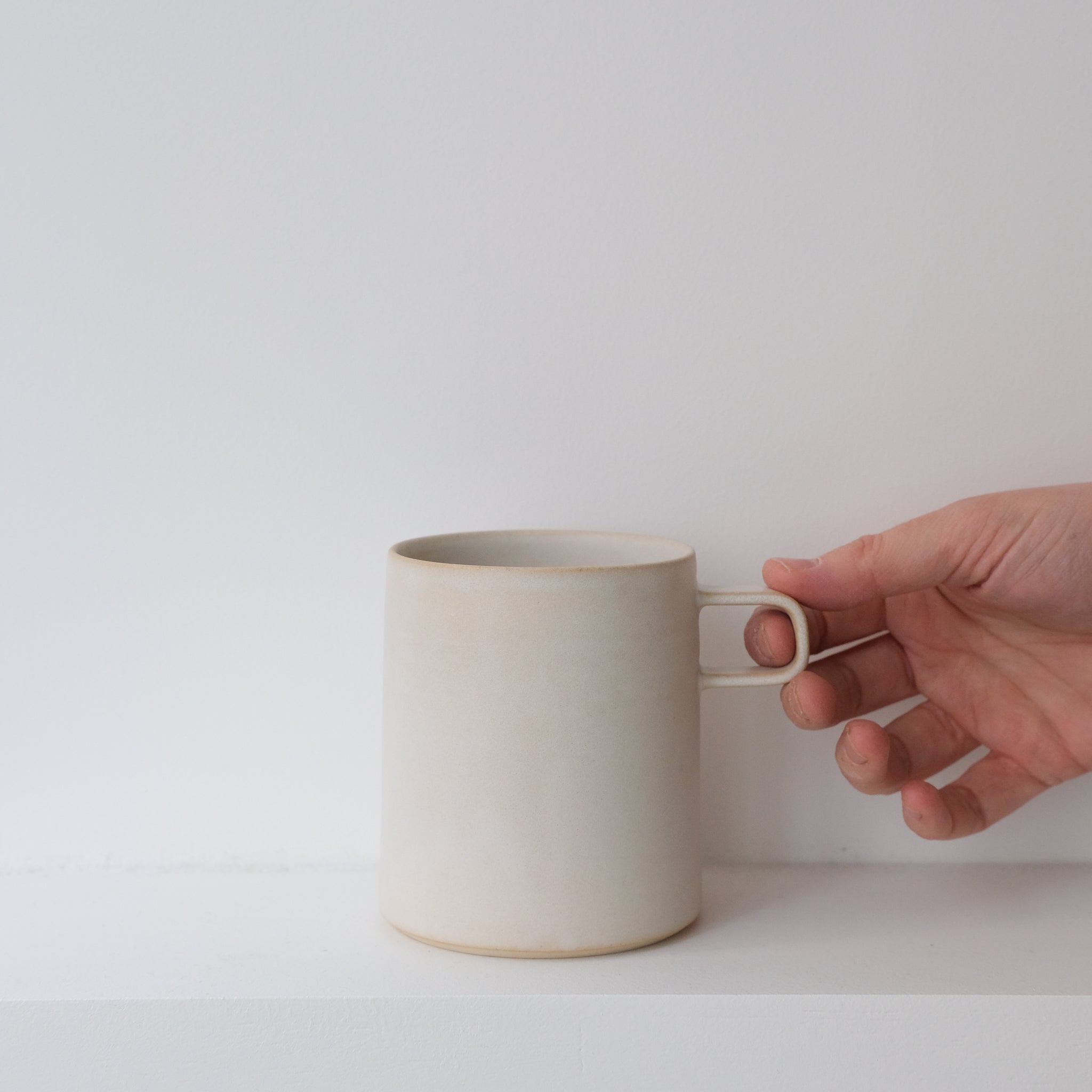 Tasse en grès blanc 470ml - Blanc Cassé d'Atelier Epiney chez Brutal 