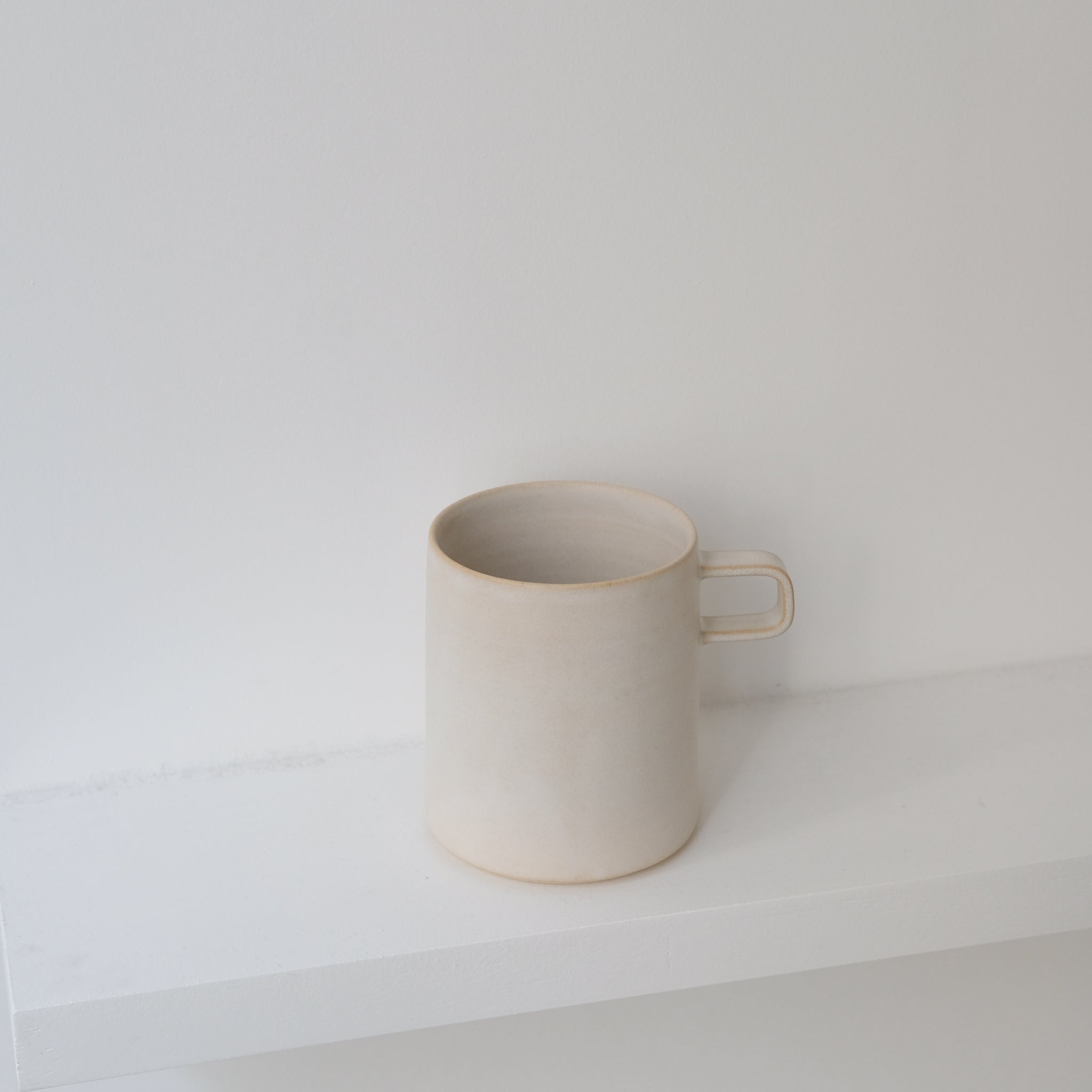 Tasse en grès blanc 470ml - Blanc Cassé d'Atelier Epiney chez Brutal 