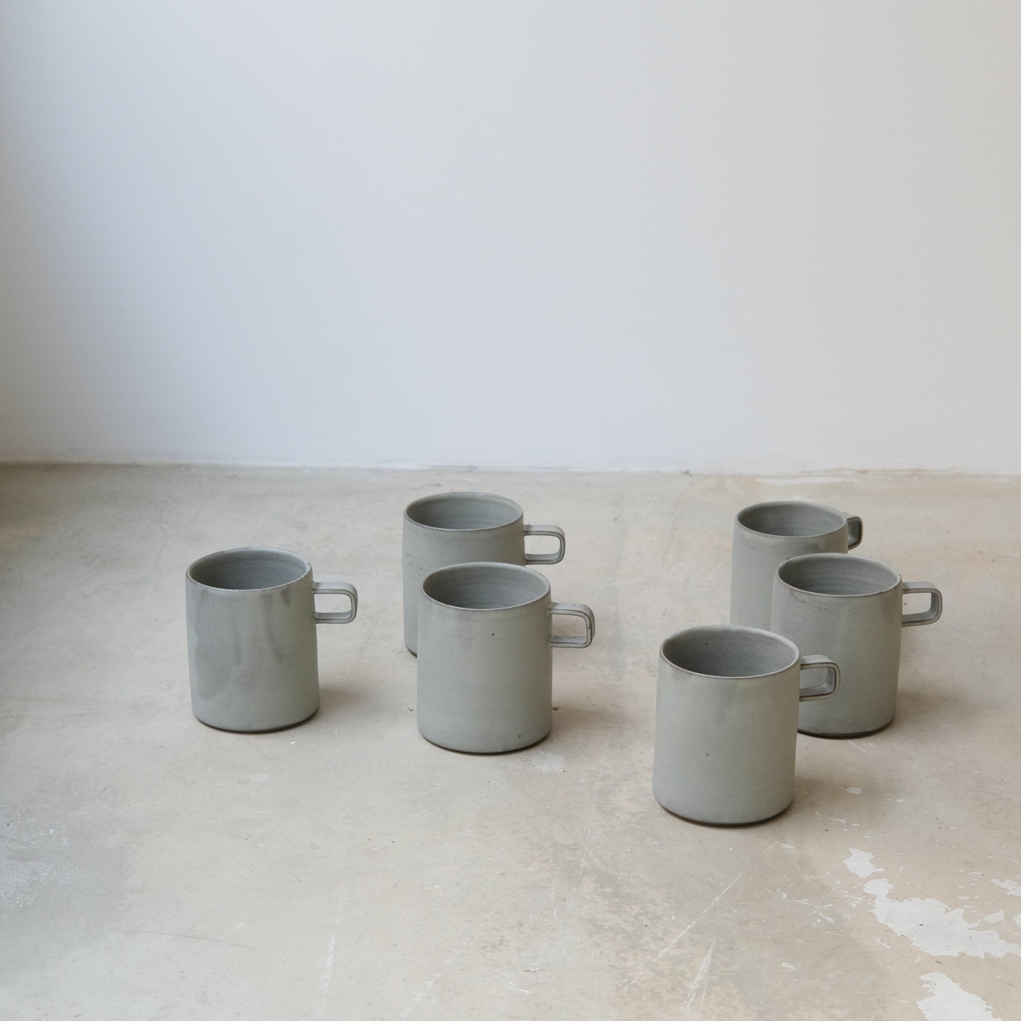 Tasse en grès gris 470ml - Vert Sauge d'Atelier Epiney chez Brutal Ceramics