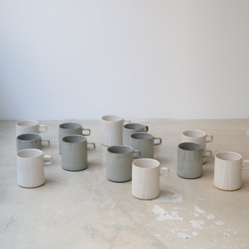 Tasse en grès gris 470ml - Vert Sauge d'Atelier Epiney chez Brutal Ceramics