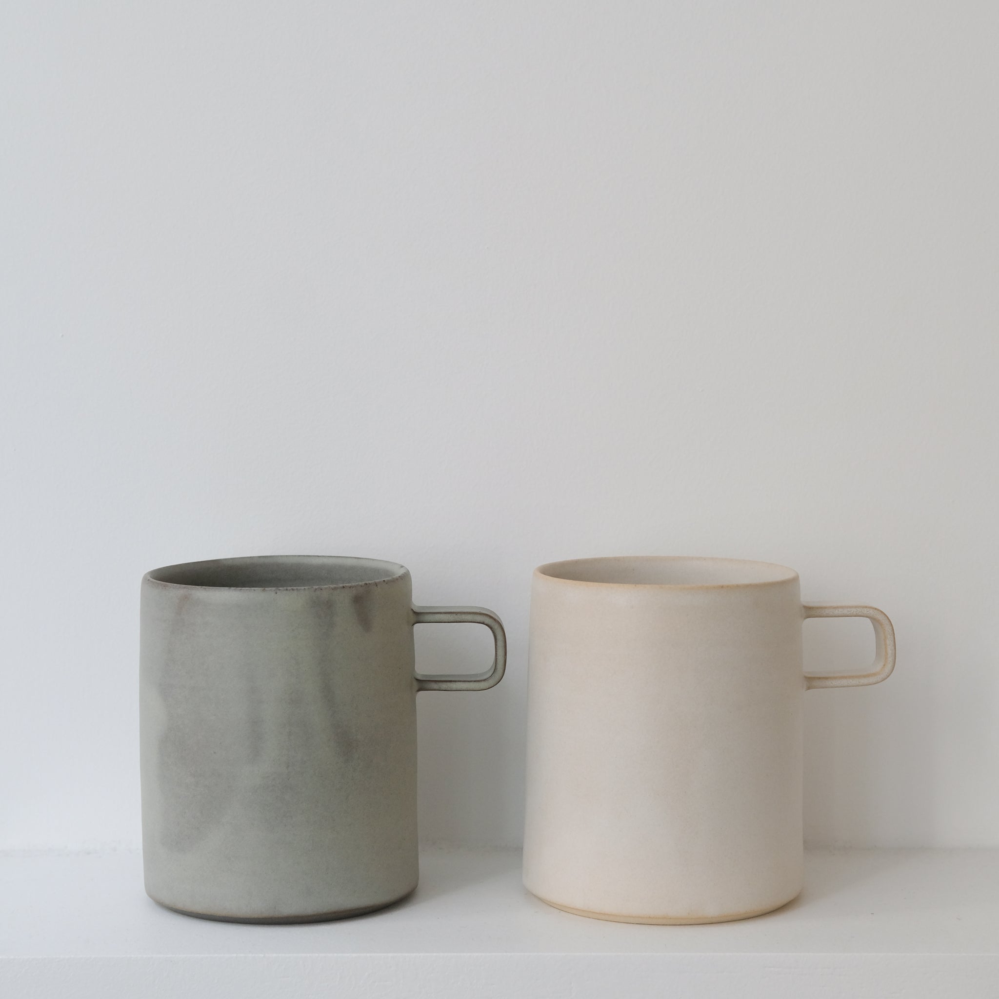 Tasse en grès gris 470ml - Vert Sauge d'Atelier Epiney chez Brutal Ceramics