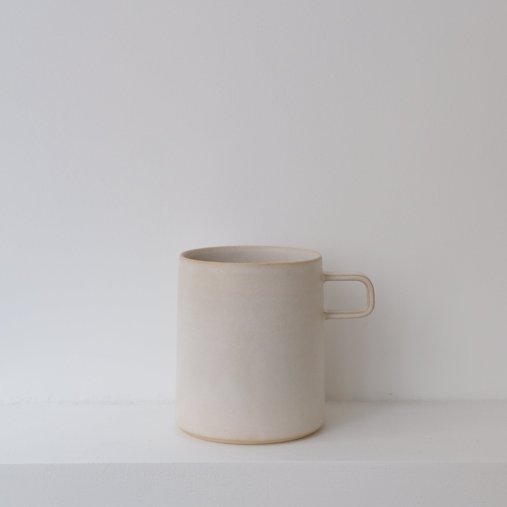 Tasse en grès blanc 470ml - Blanc Cassé d'Atelier Epiney chez Brutal 