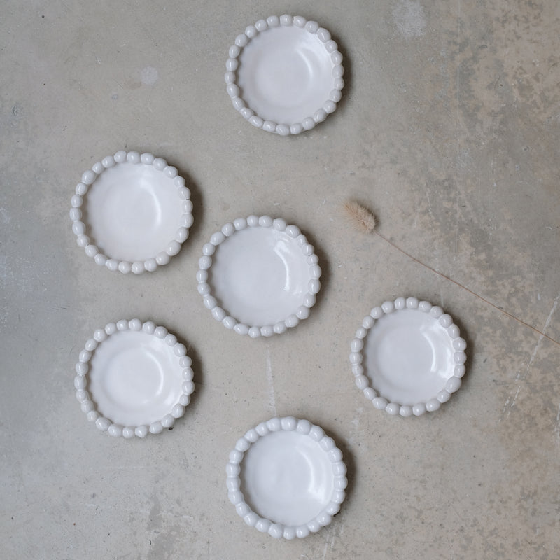 Assiette perlée D 9cm - Blanc  brillant par Atelier Sôvage chez Brutal Ceramics