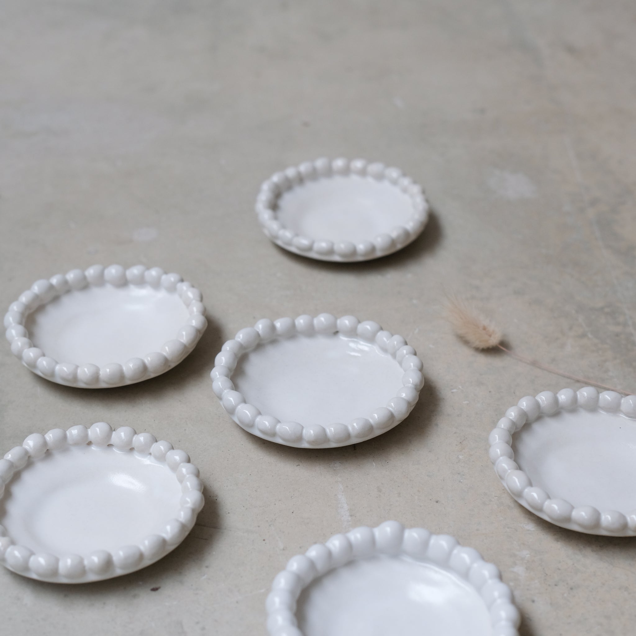 Assiette perlée D 9cm - Blanc  brillant par Atelier Sôvage chez Brutal Ceramics
