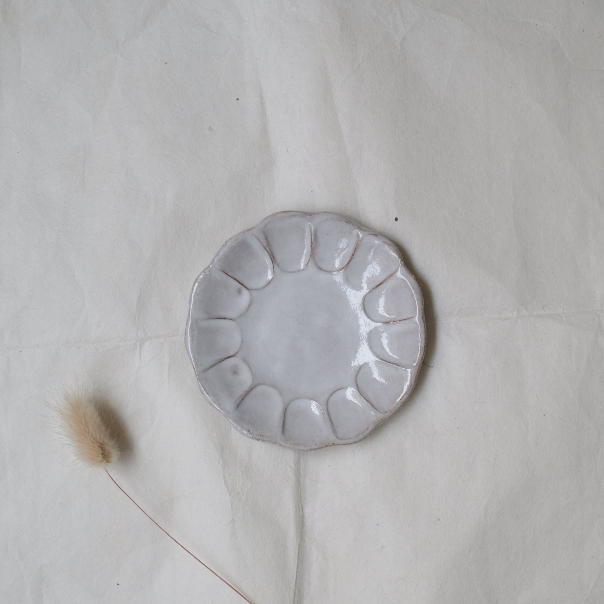 Assiette D 9cm - Blanc gris brillant par Atelier Sôvage chez Brutal Ceramics