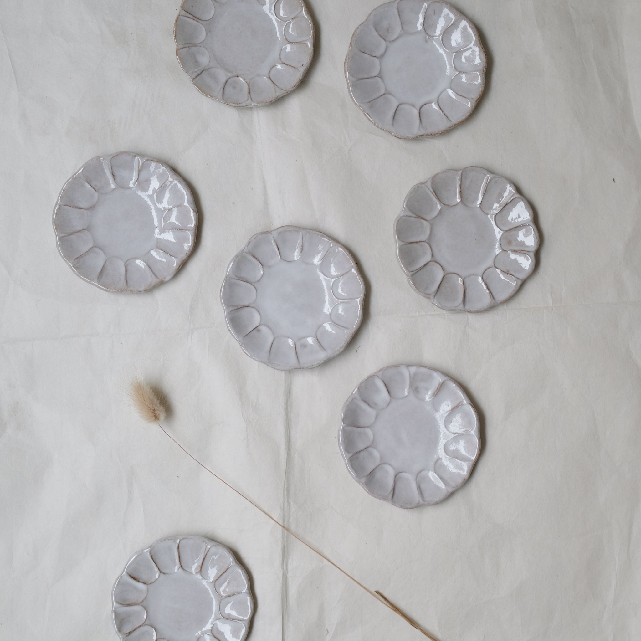 Assiette D 9cm - Blanc gris brillant par Atelier Sôvage chez Brutal Ceramics