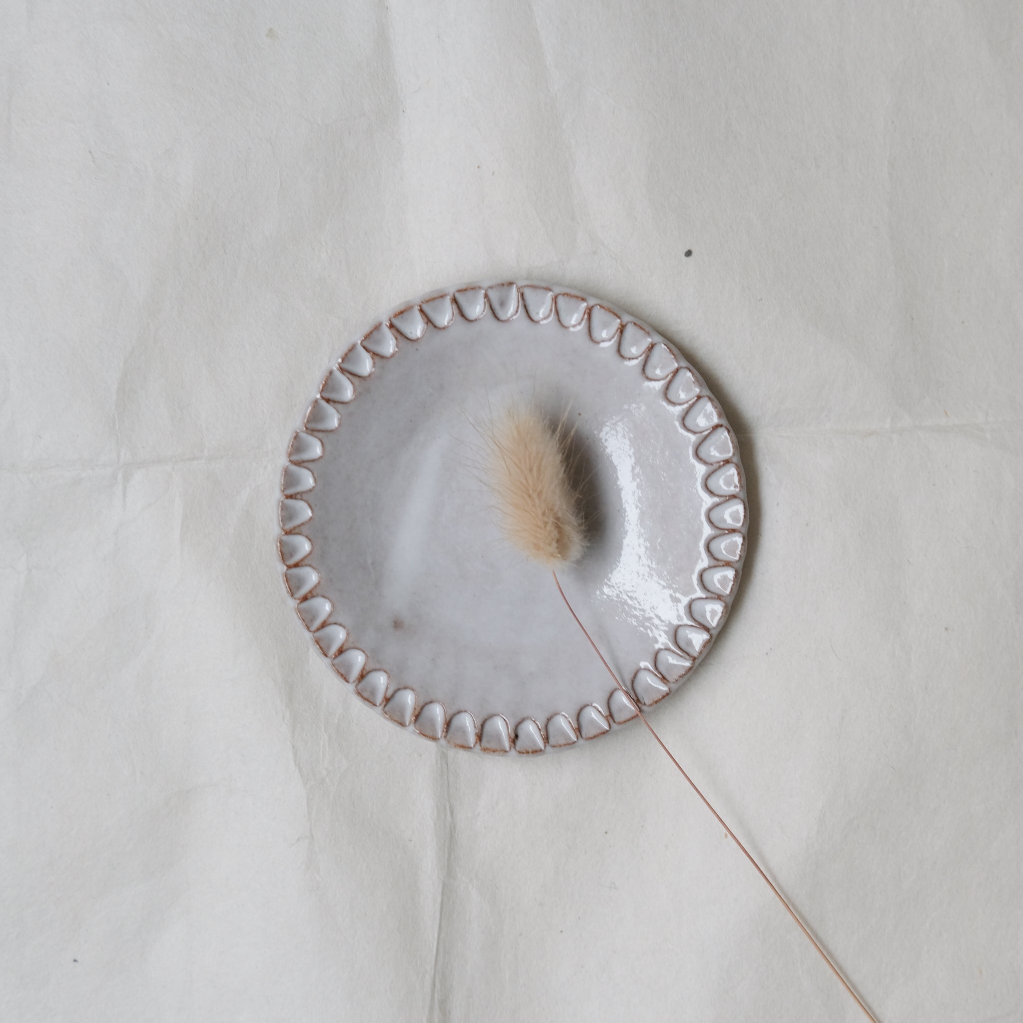Assiette en grès roux D 9cm - gravée - Blanc gris brillant par Atelier Sôvage chez Brutal