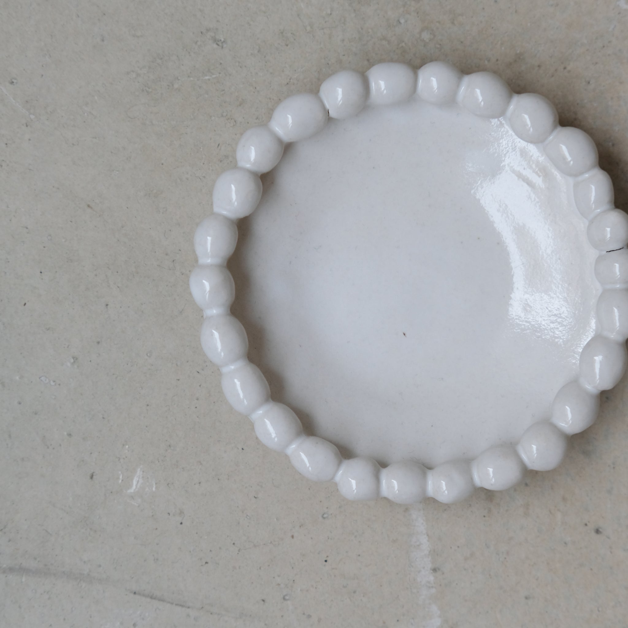 Assiette perlée D 9cm - Blanc  brillant par Atelier Sôvage chez Brutal Ceramics