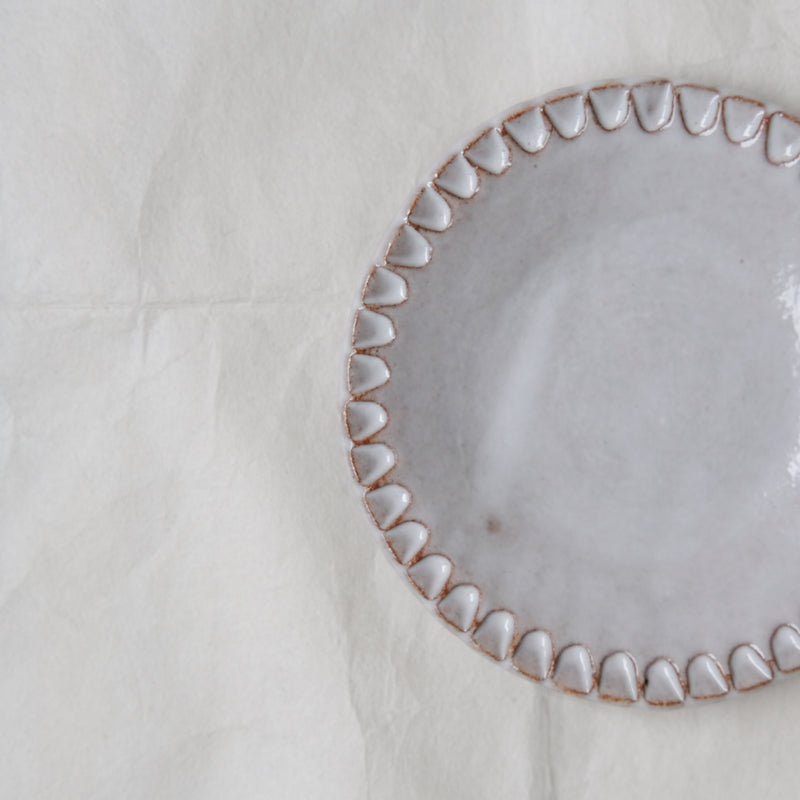 Assiette en grès roux D 9cm - gravée - Blanc gris brillant par Atelier Sôvage chez Brutal
