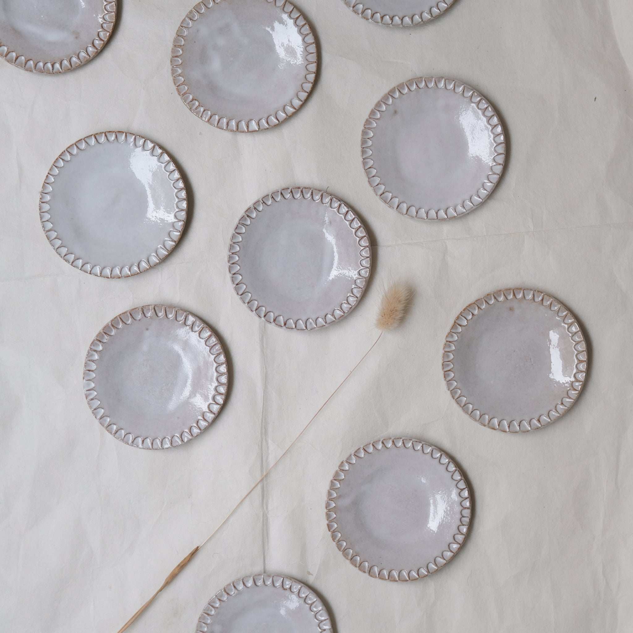 Assiette en grès roux D 9cm - gravée - Blanc gris brillant par Atelier Sôvage chez Brutal
