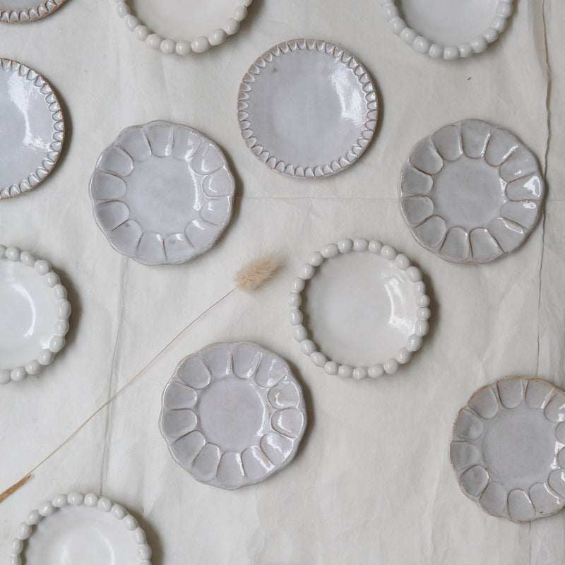Assiette perlée D 9cm - Blanc  brillant par Atelier Sôvage chez Brutal Ceramics