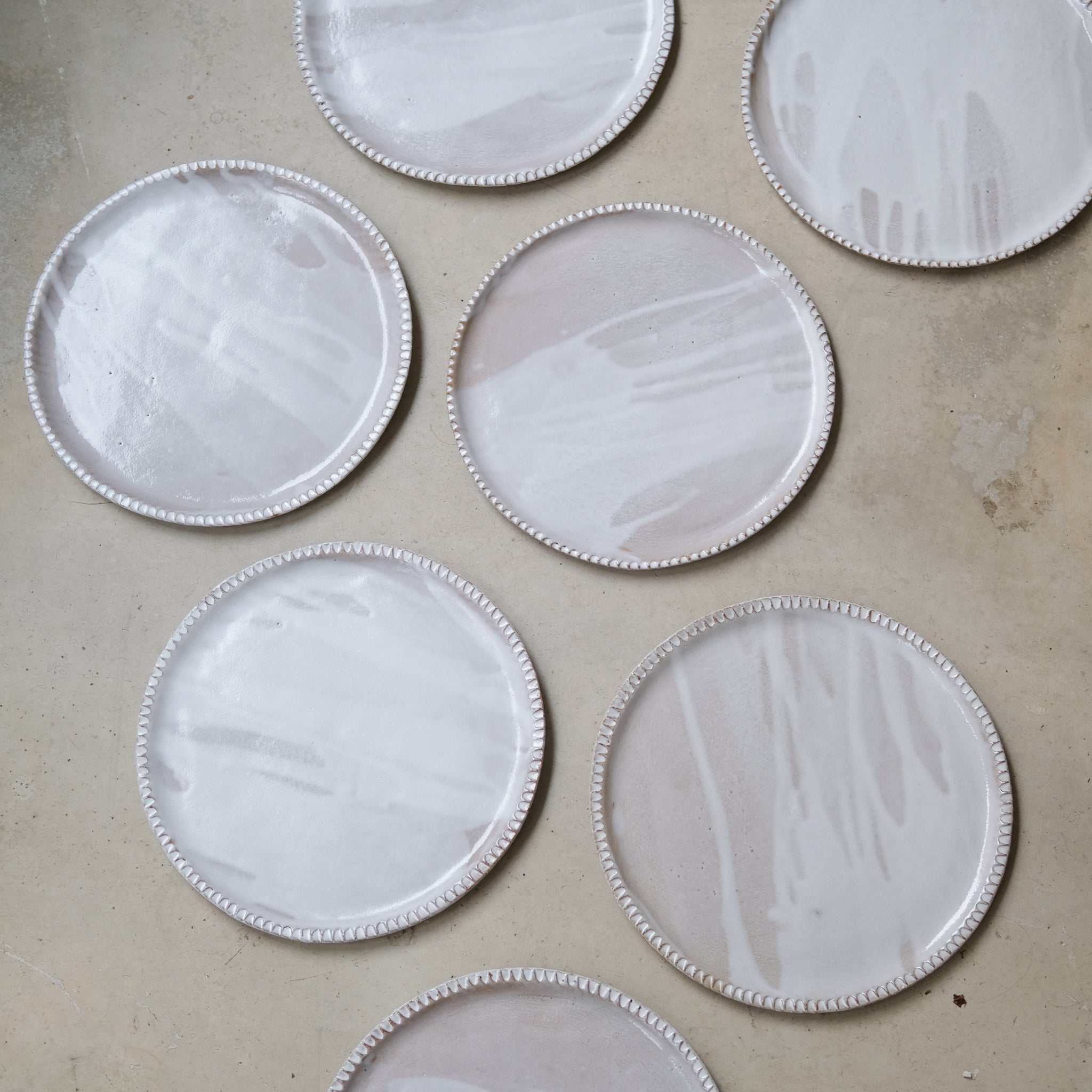 Assiette D 25cm - Blanc gris satiné par Atelier Sôvage chez Brutal Ceramics