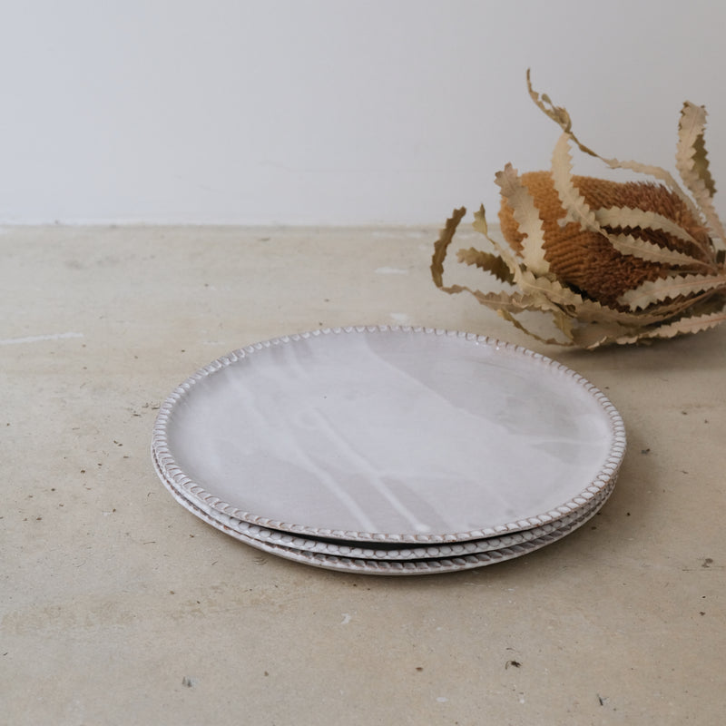 Assiette D 25cm - Blanc gris satiné par Atelier Sôvage chez Brutal Ceramics