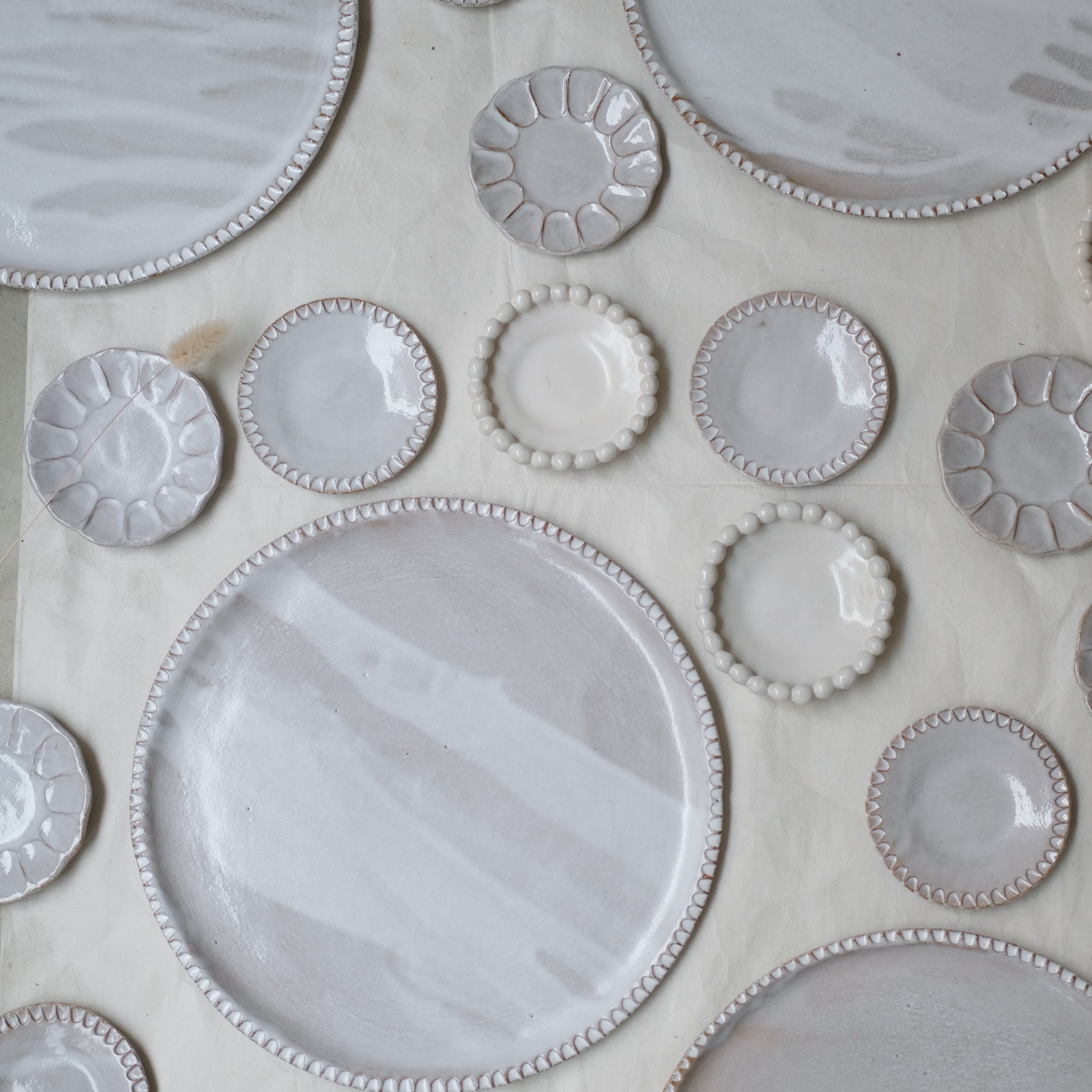 Assiette perlée D 9cm - Blanc  brillant par Atelier Sôvage chez Brutal Ceramics
