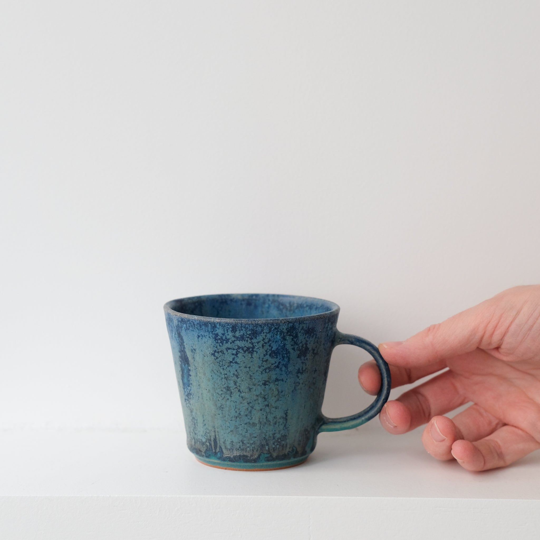 Tasse en grès 220ml - midnight stardust d'Aya Ogawa chez Brutal Ceramics