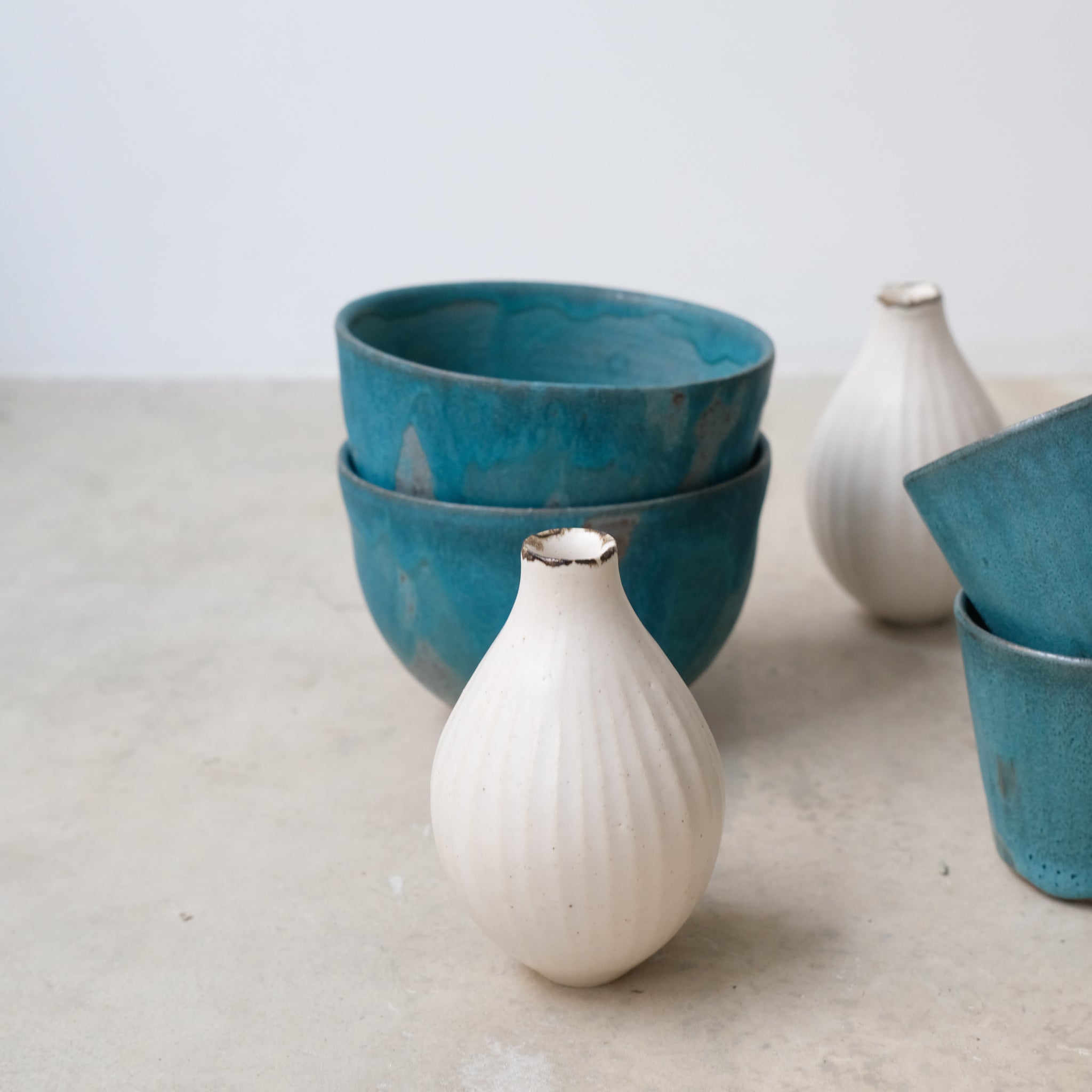 Petit vase blanc fait à la main au Japon, par Aya Ogawa avec la technique du Shinogi
