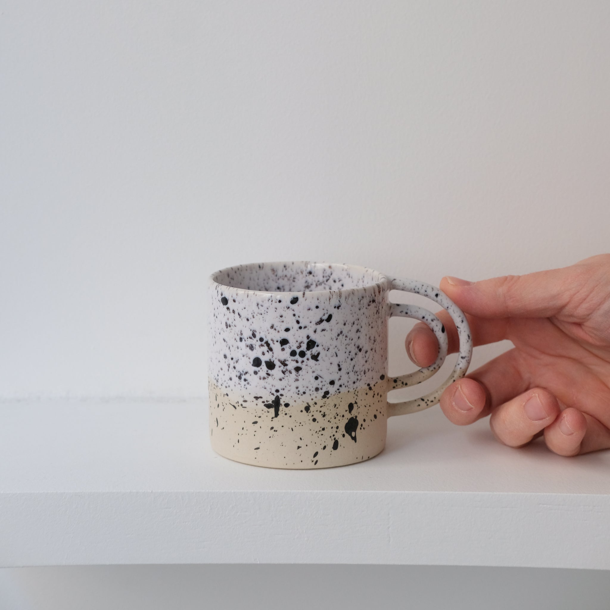 Mug Loop milky de la designer d'objet Camille Esnée chez Brutal Ceramics 