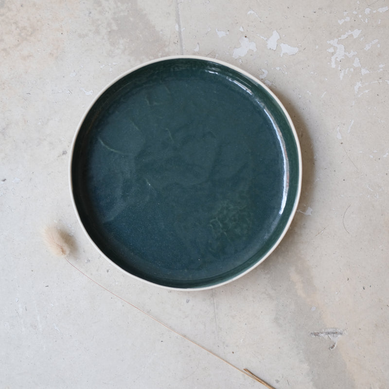 Assiette à rebord vert sapin de Camille Esnée chez Brutal Ceramics