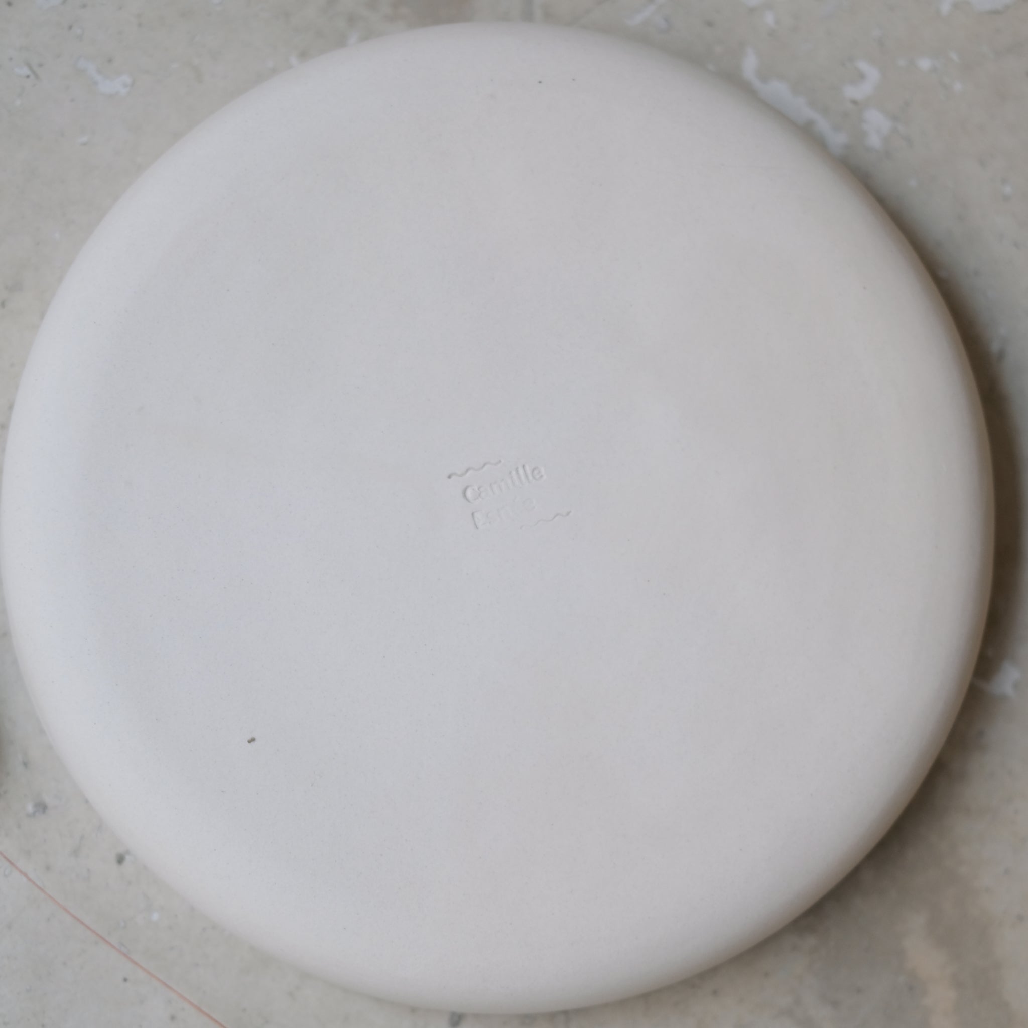 Assiette à rebord vert sapin de Camille Esnée chez Brutal Ceramics