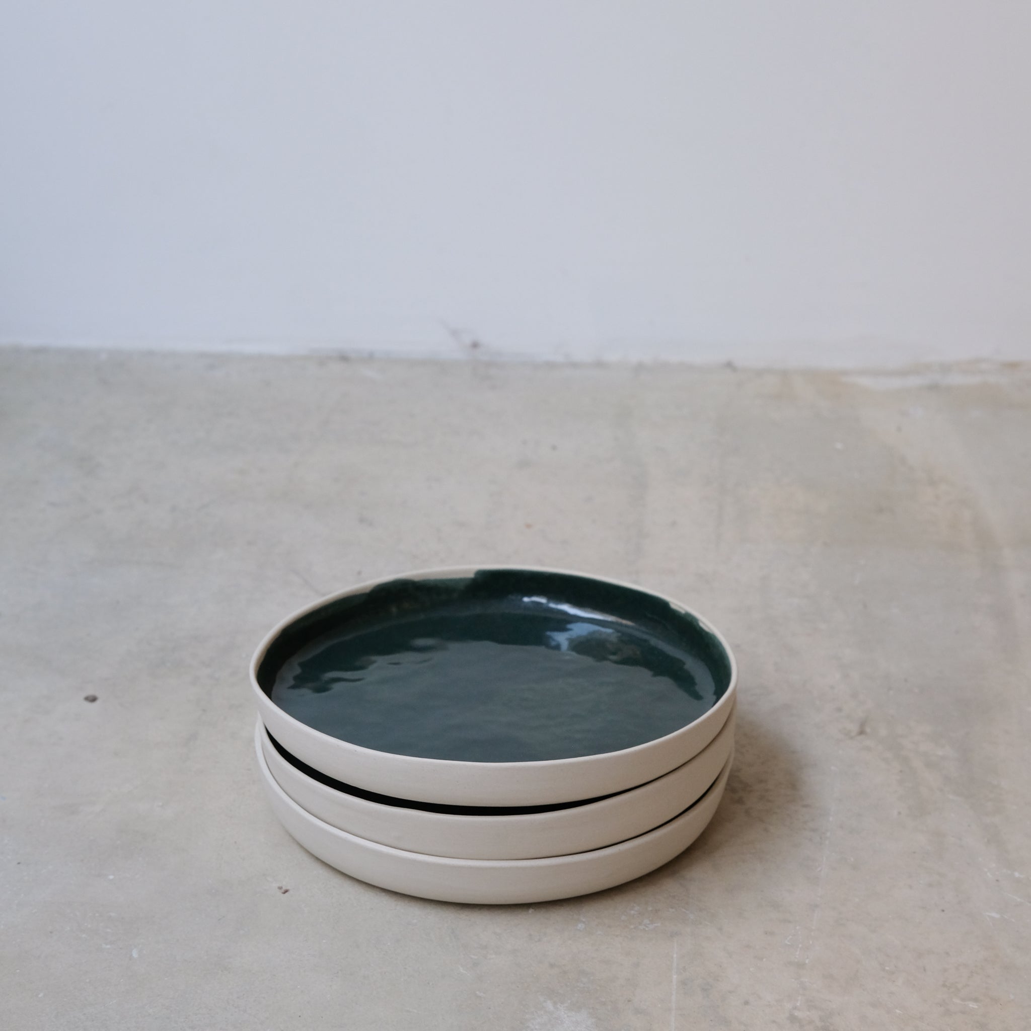 Assiette à rebord vert sapin de Camille Esnée chez Brutal Ceramics