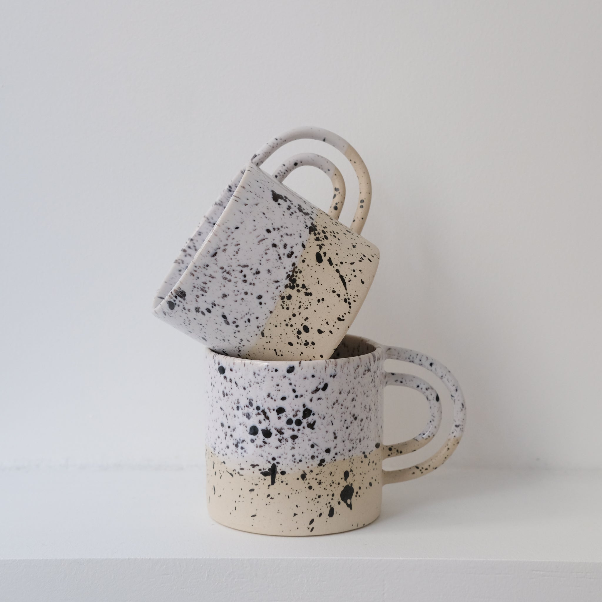 Mug Loop milky de la designer d'objet Camille Esnée chez Brutal Ceramics 