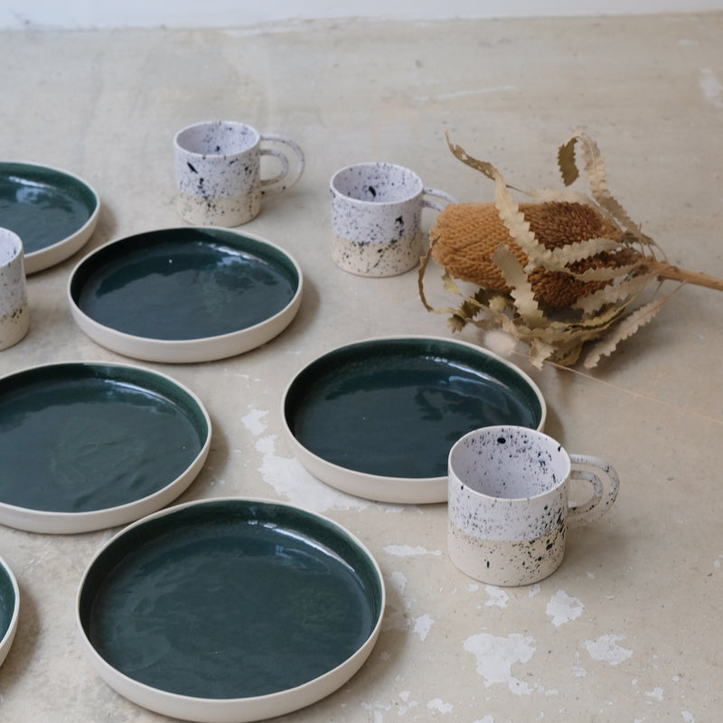 Assiette à rebord vert sapin de Camille Esnée chez Brutal Ceramics