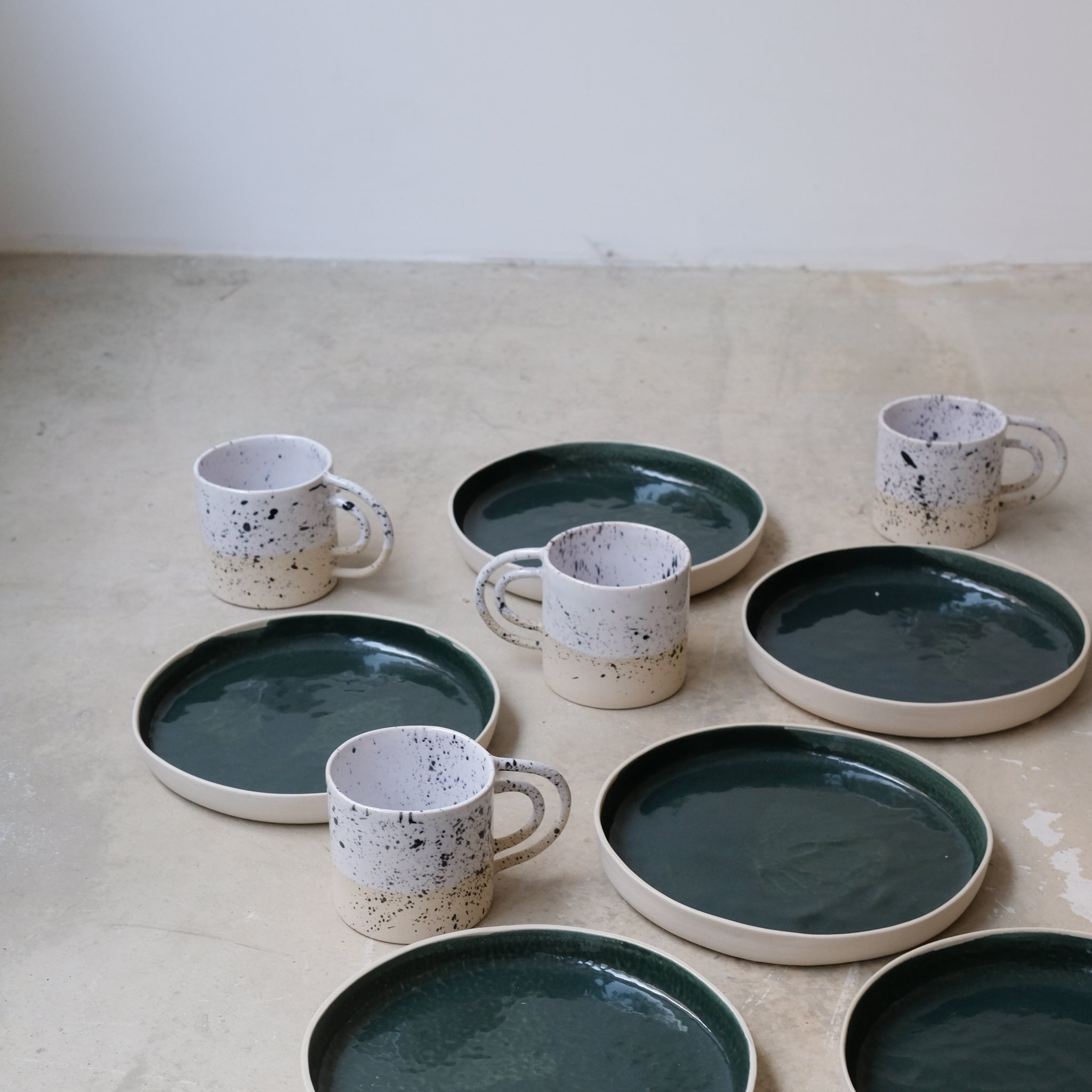 Mug Loop milky de la designer d'objet Camille Esnée chez Brutal Ceramics 
