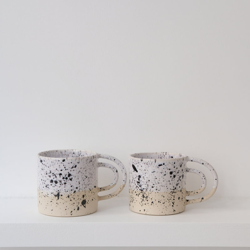 Mug Loop milky de la designer d'objet Camille Esnée chez Brutal Ceramics 