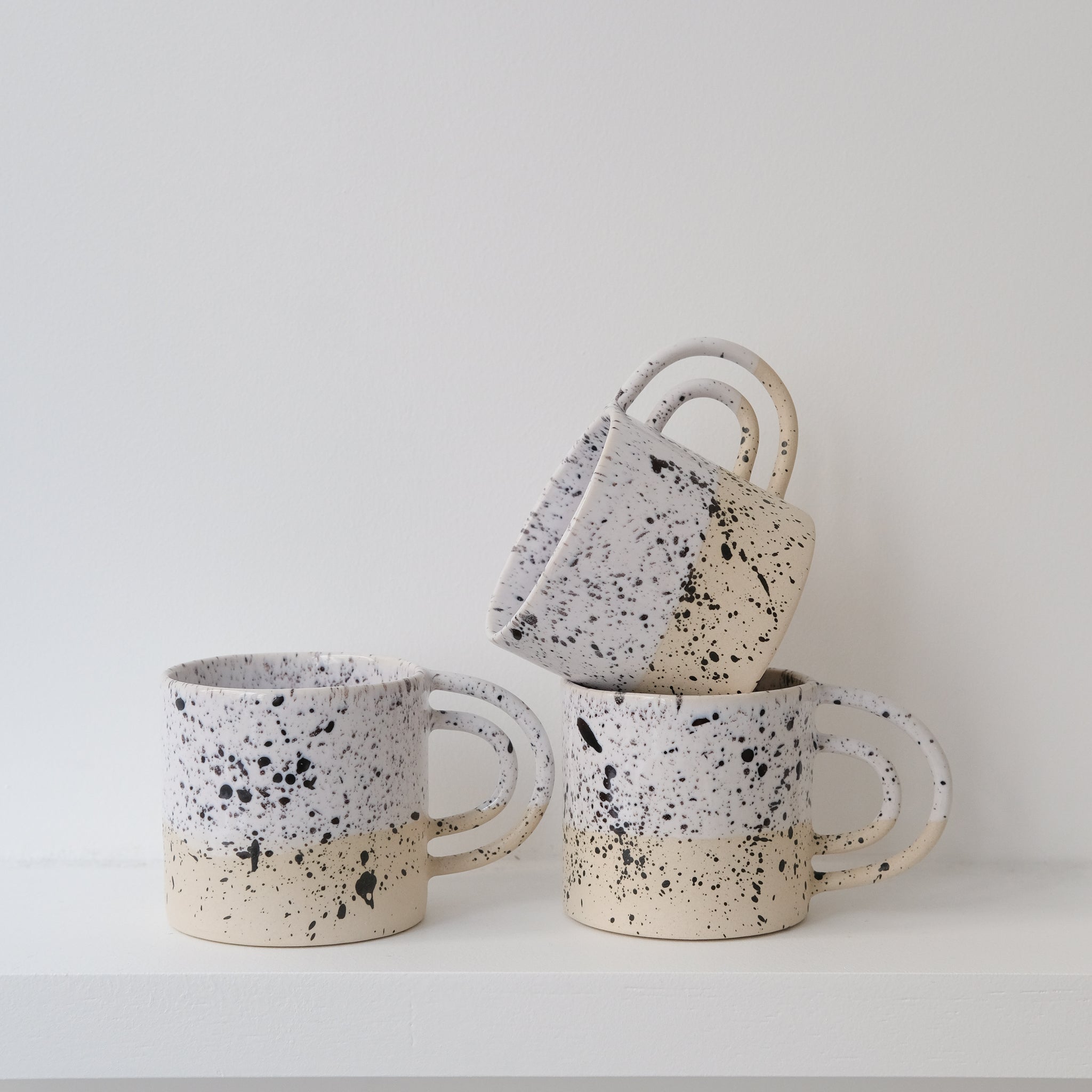 Mug Loop milky de la designer d'objet Camille Esnée chez Brutal Ceramics 