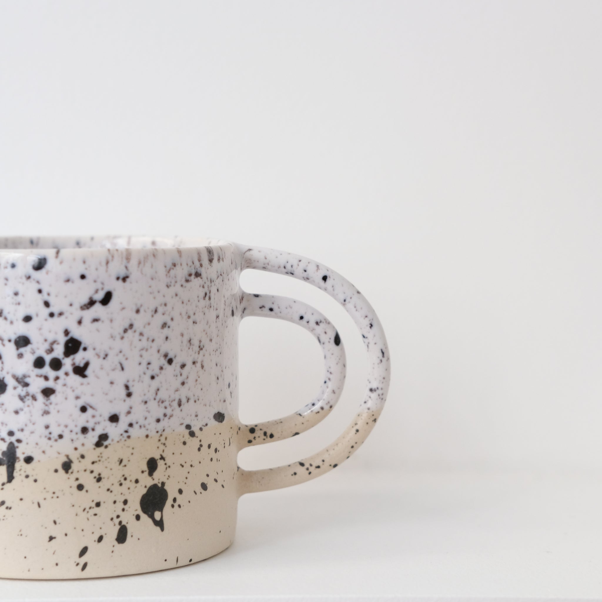 Mug Loop milky de la designer d'objet Camille Esnée chez Brutal Ceramics 