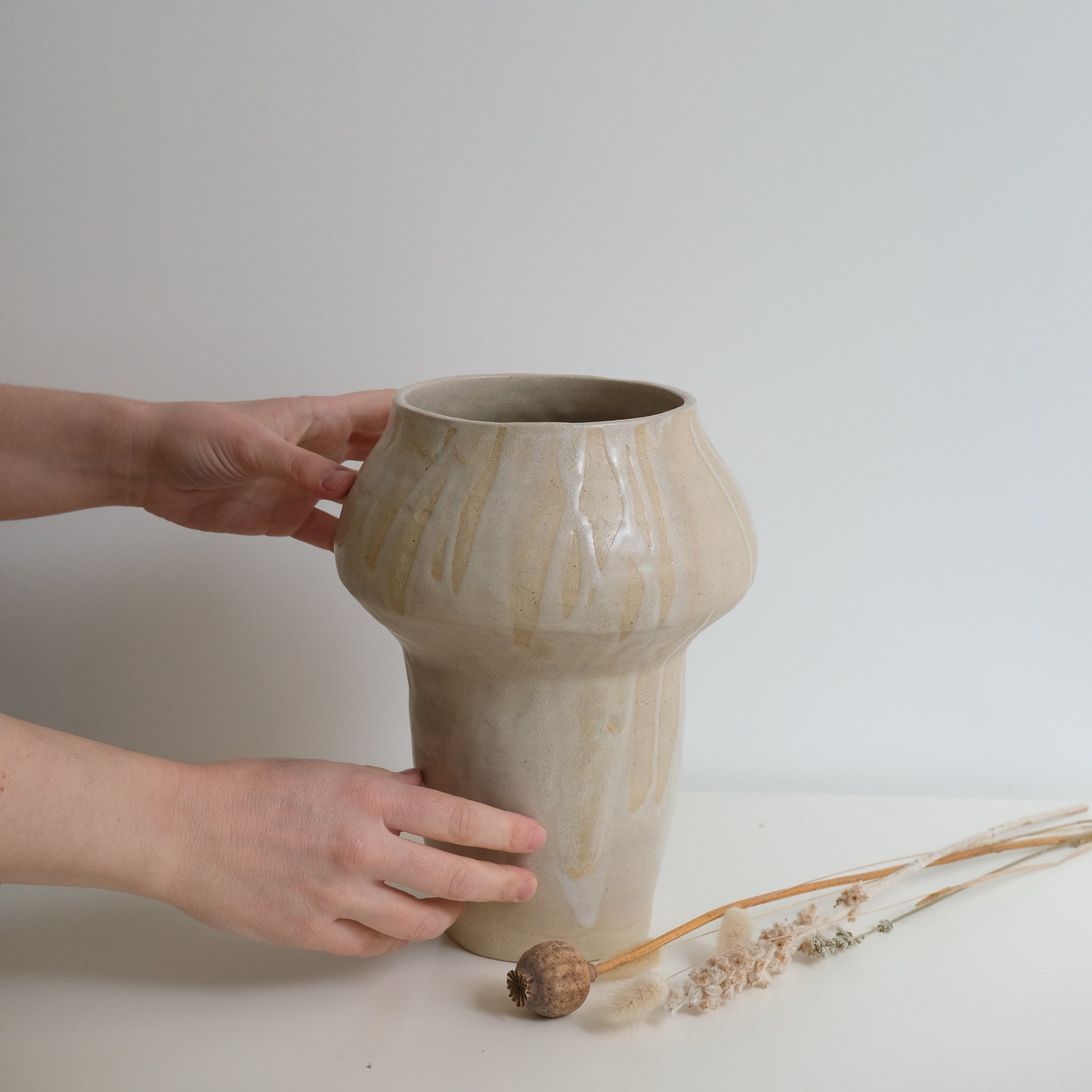 Vase en grès H 25cm- Beige Rose par Hélène Maury chez Brutal Ceramics