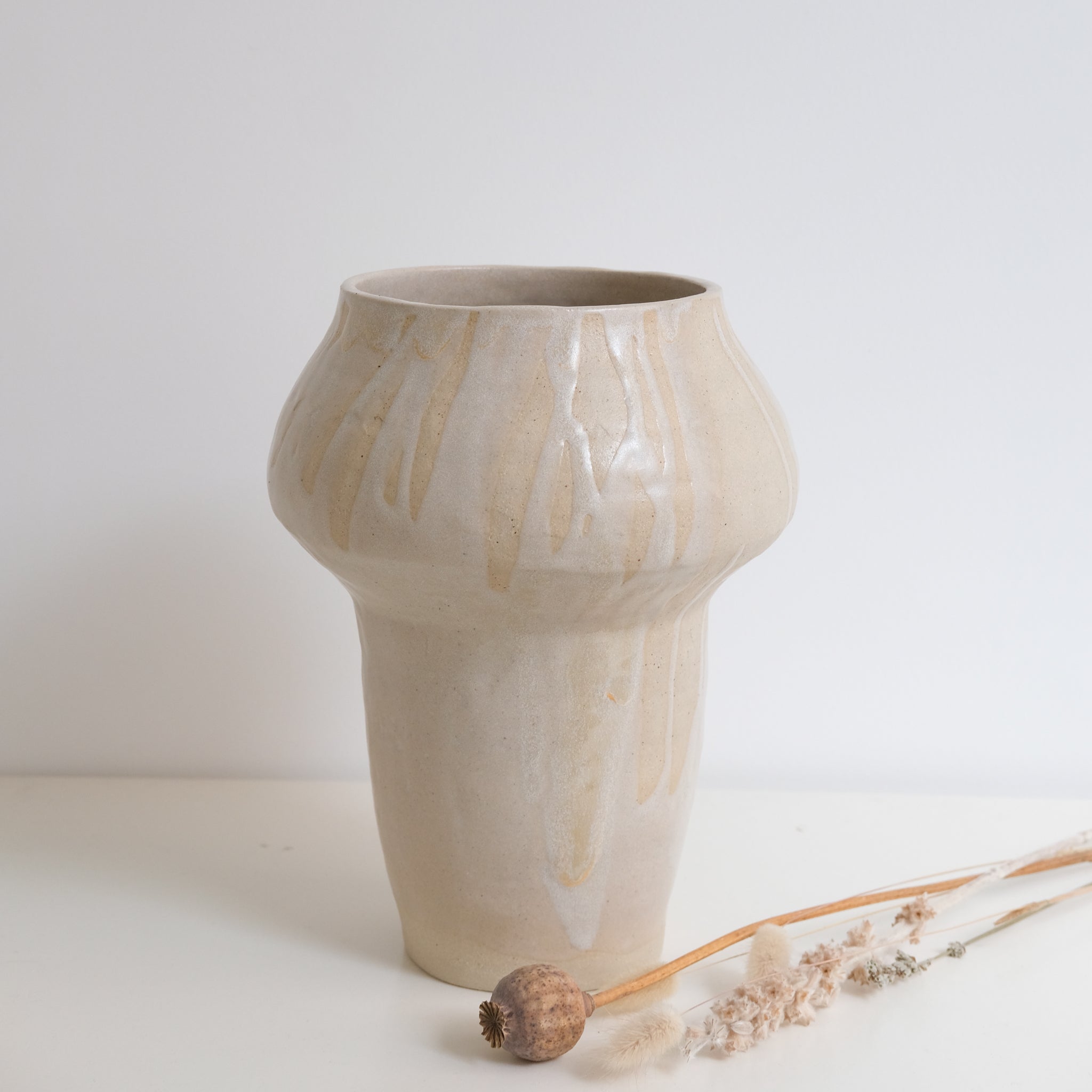 Vase en grès H 25cm- Beige Rose par Hélène Maury chez Brutal Ceramics