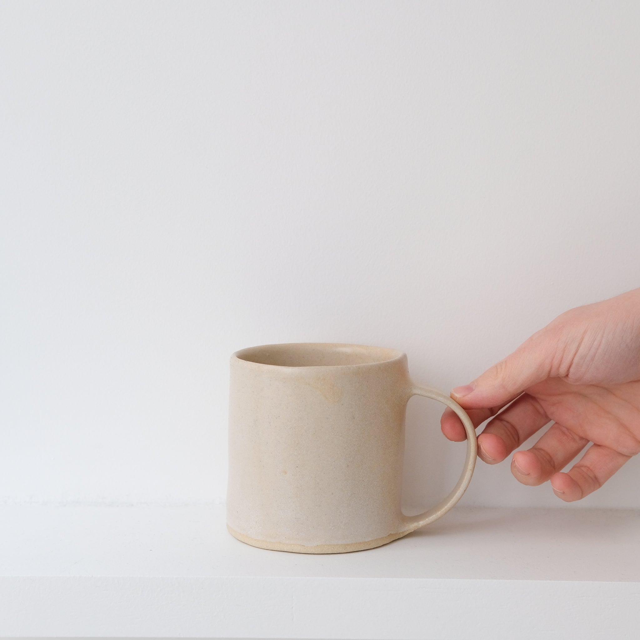 Tasse Hilda 320ml beige par la céramiste Hélène Maury chez Brutal Ceramics