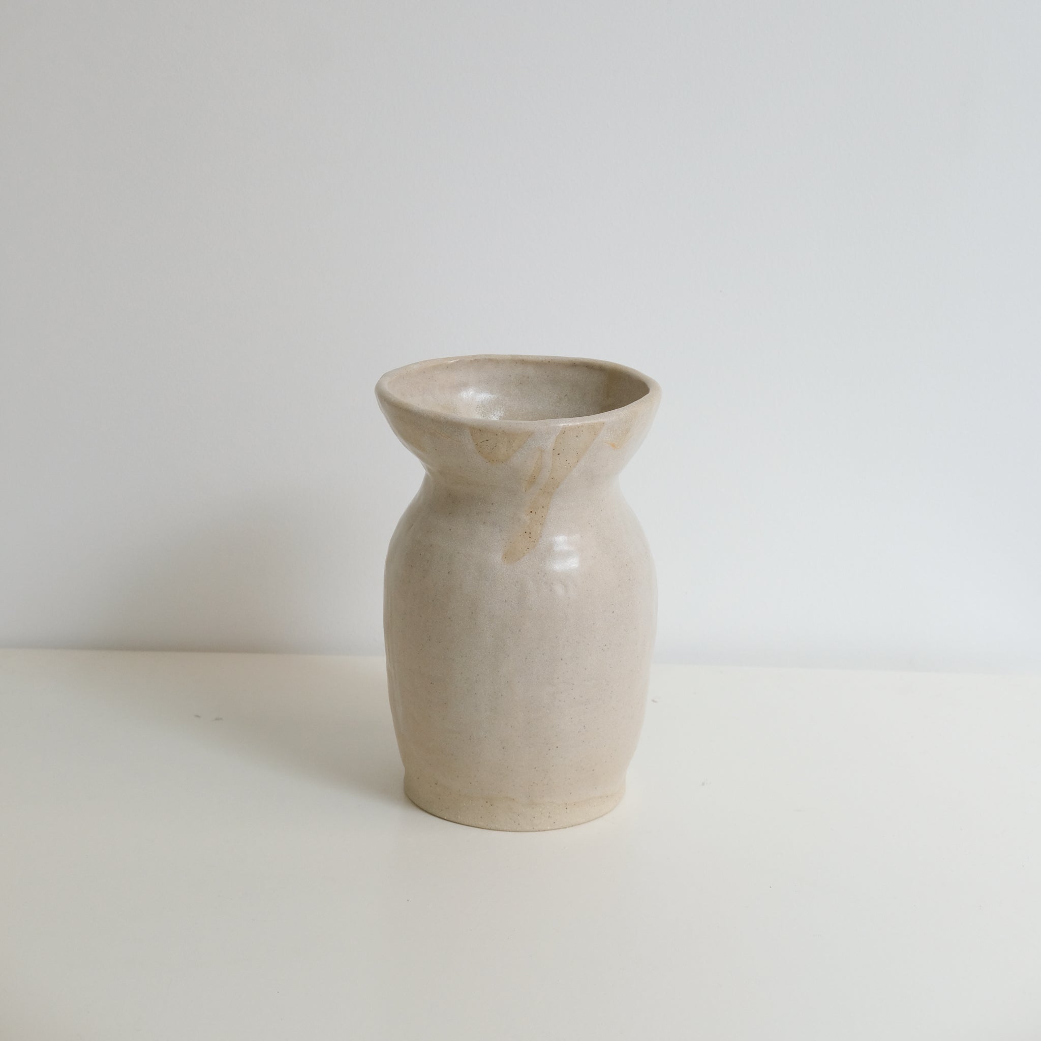 Vase en grès H19cm par la céramiste Hélène Maury chez Brutal Ceramics
