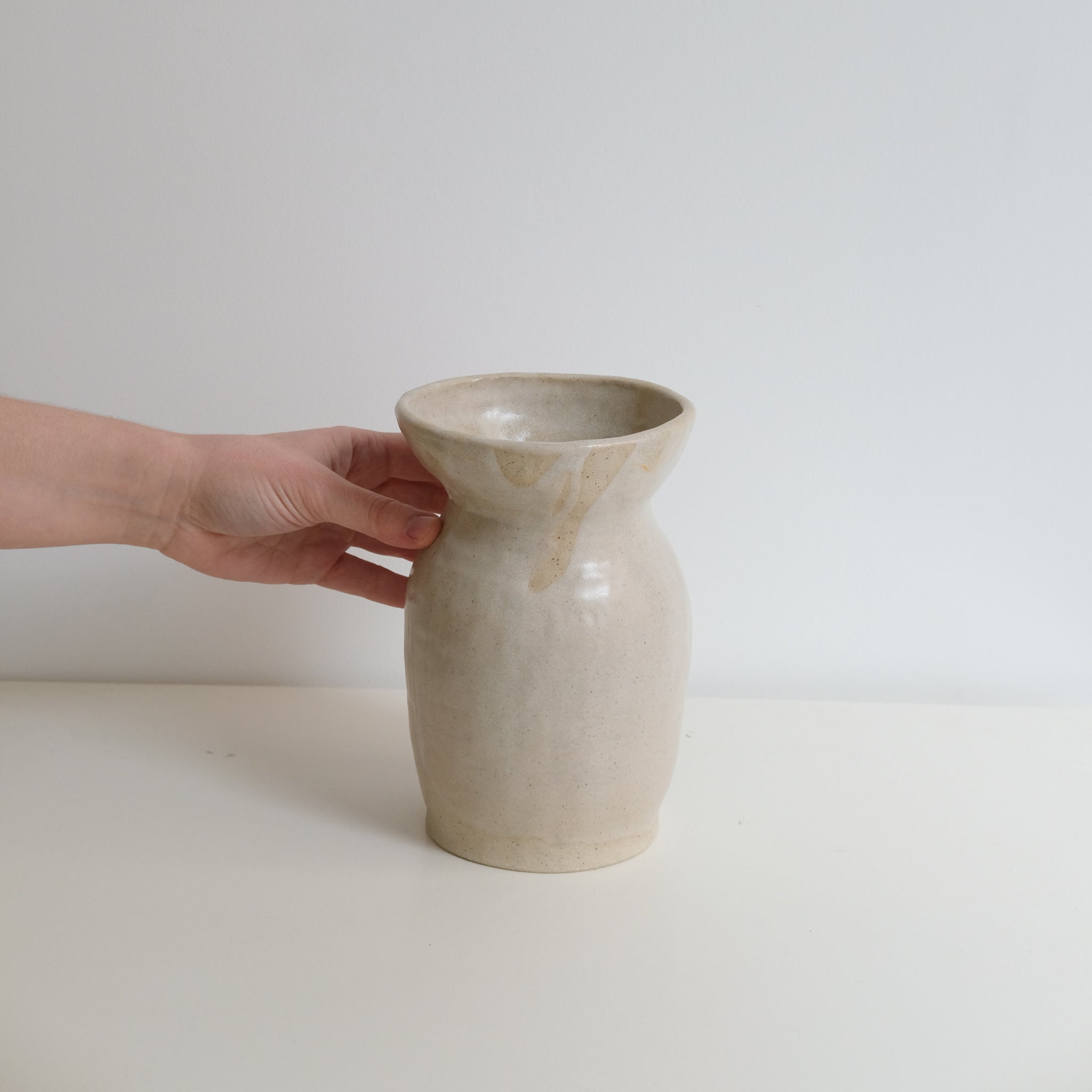 Vase en grès H19cm par la céramiste Hélène Maury chez Brutal Ceramics