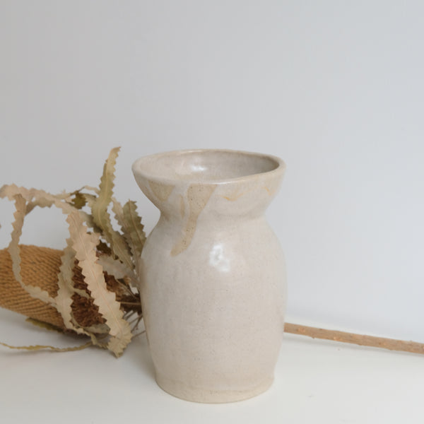 Vase en grès H19cm par la céramiste Hélène Maury chez Brutal Ceramics