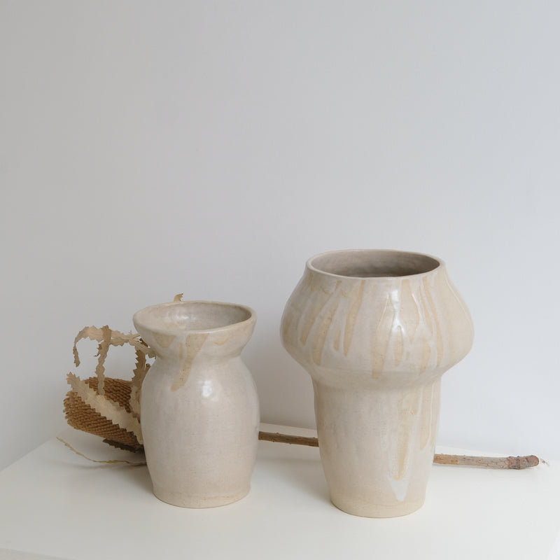Vase en grès H 25cm- Beige Rose par Hélène Maury chez Brutal Ceramics