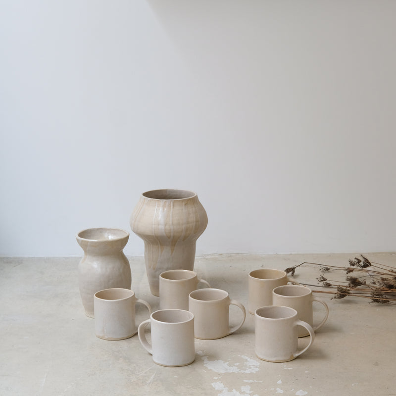 Vase en grès H19cm par la céramiste Hélène Maury chez Brutal Ceramics