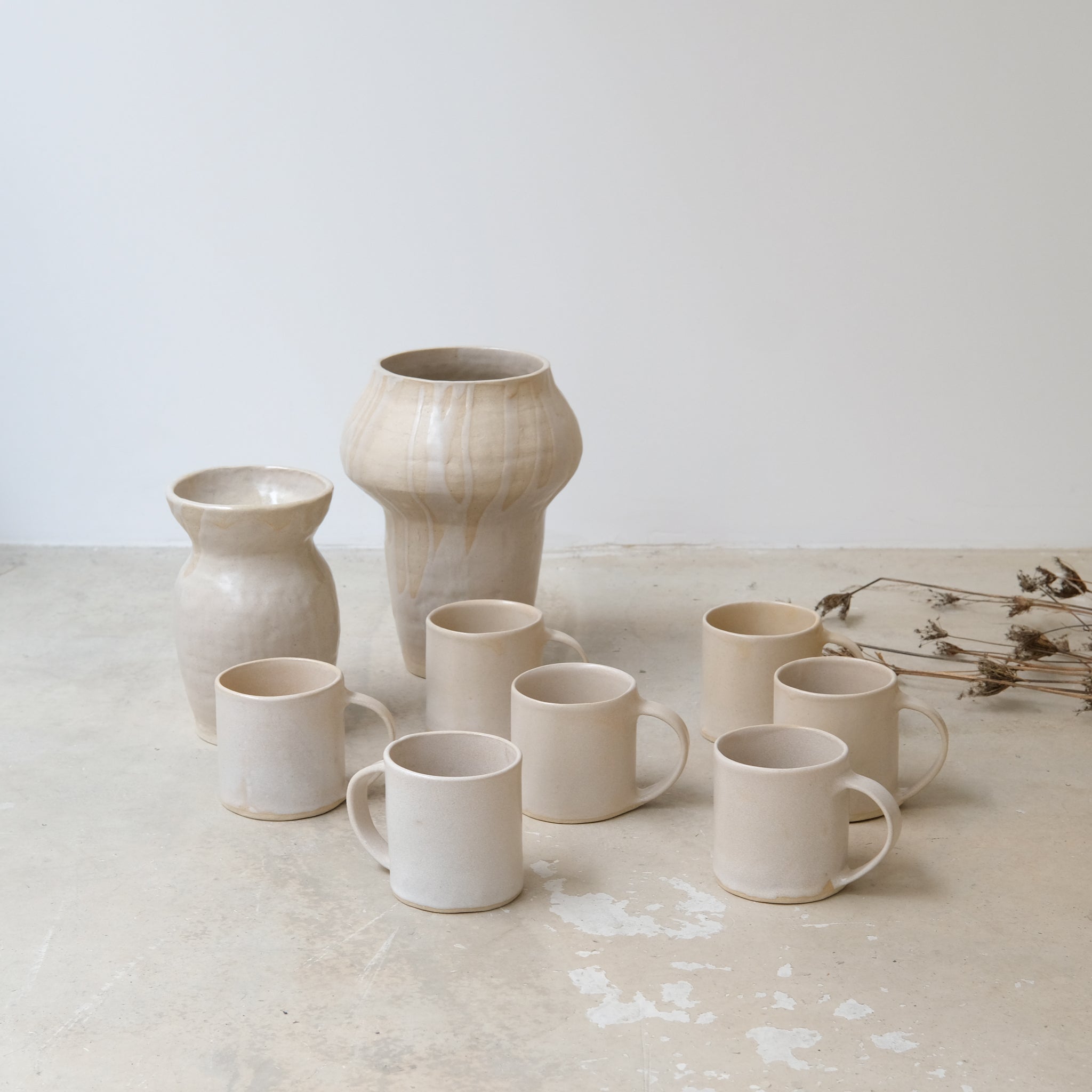 Tasse Hilda 320ml beige par la céramiste Hélène Maury chez Brutal Ceramics