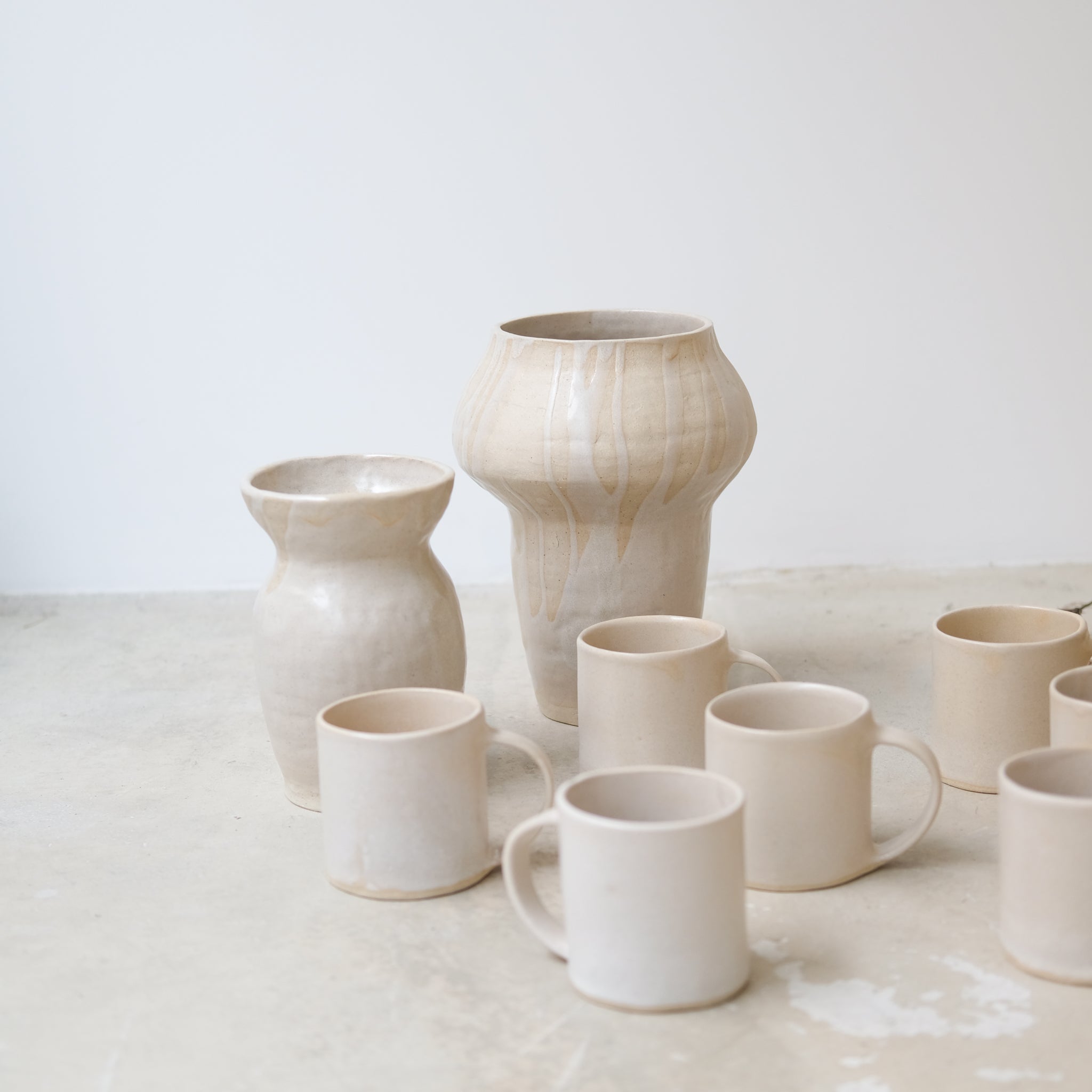 Vase en grès H 25cm- Beige Rose par Hélène Maury chez Brutal Ceramics