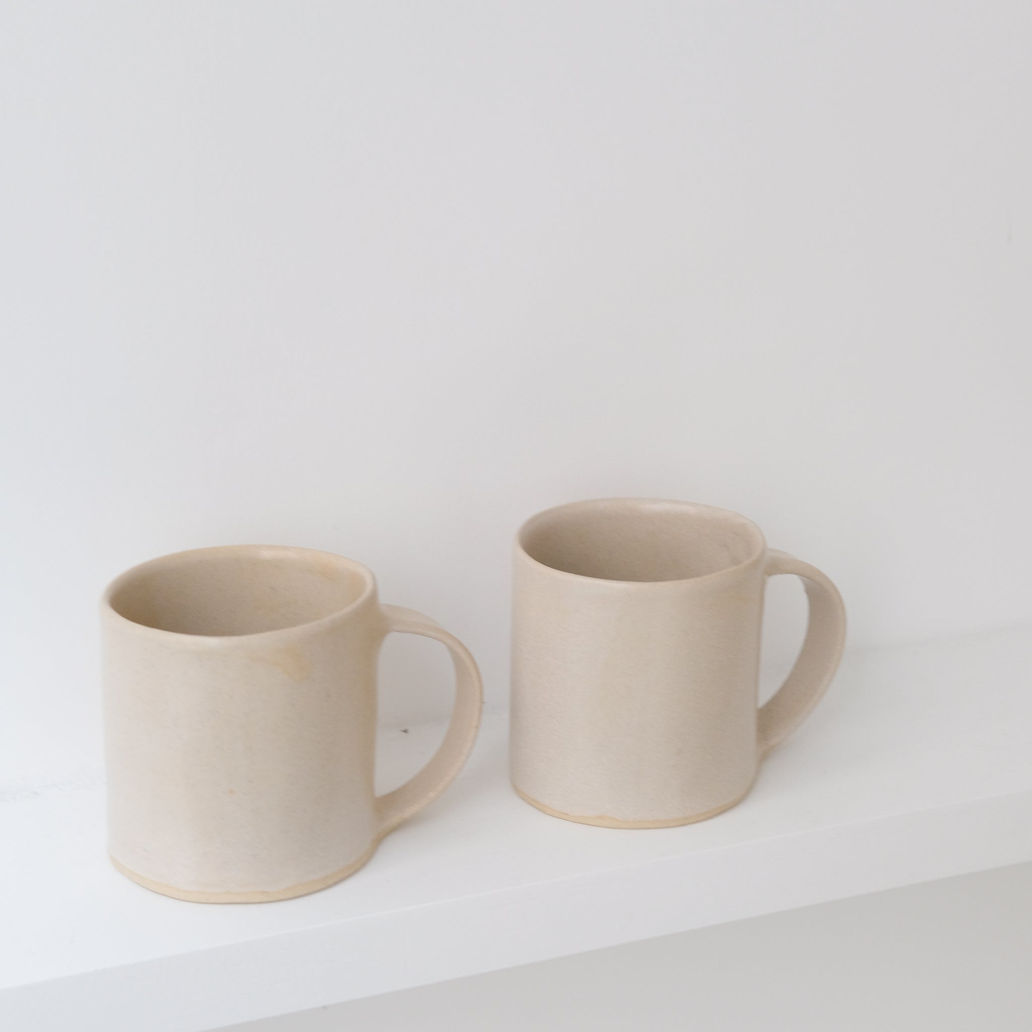 Tasse Hilda 320ml beige par la céramiste Hélène Maury chez Brutal Ceramics