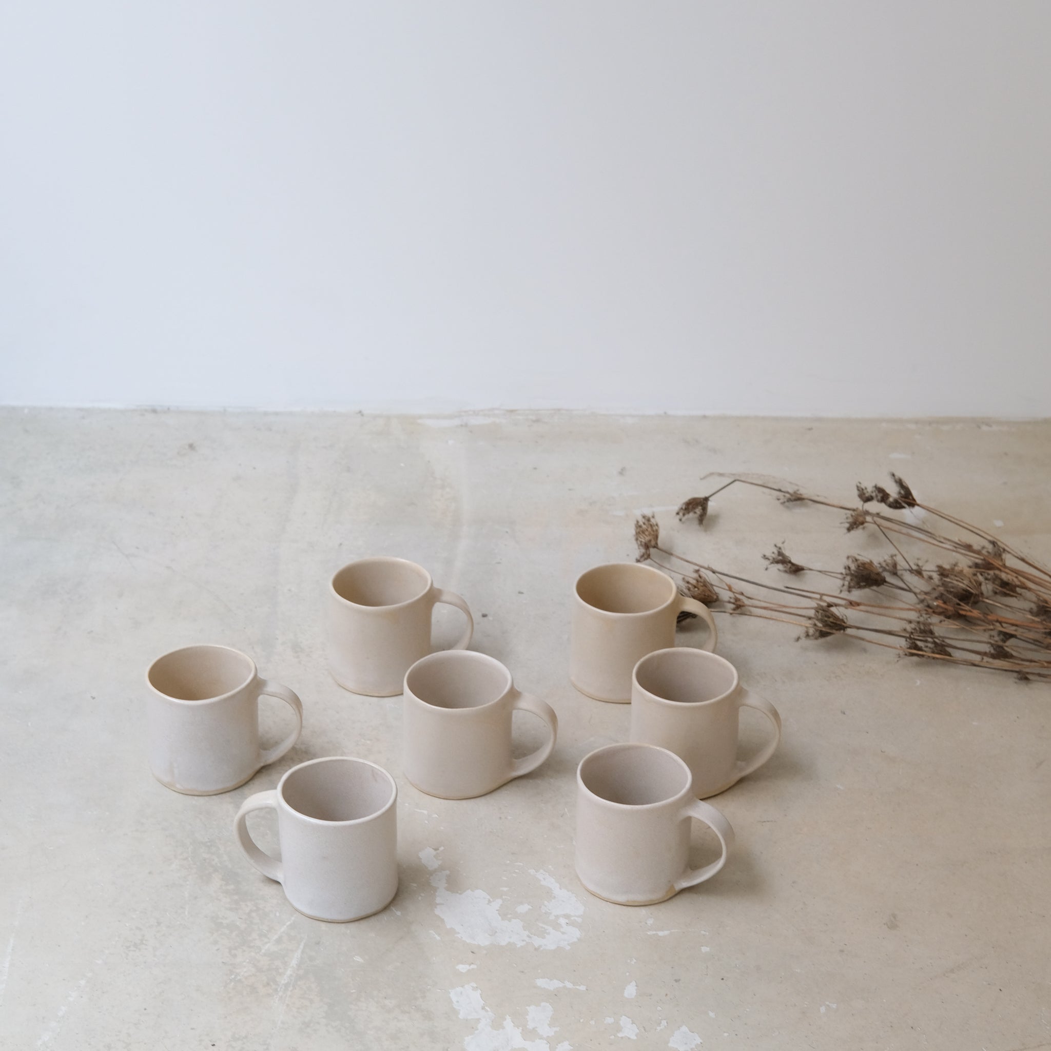 Tasse Hilda 320ml beige par la céramiste Hélène Maury chez Brutal Ceramics