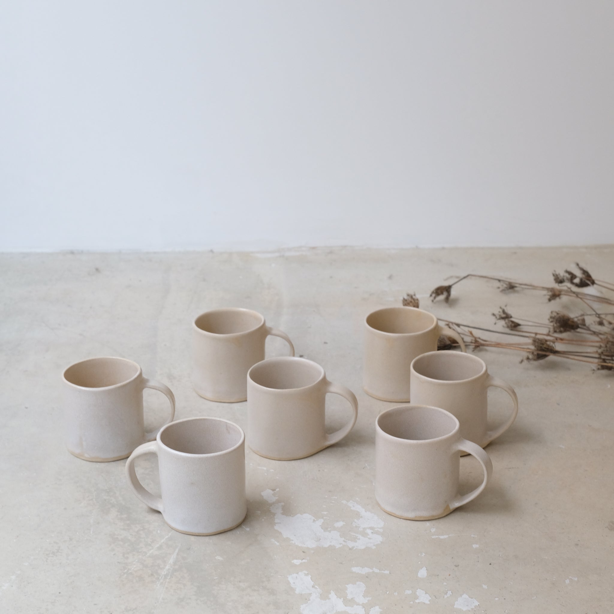 Tasse Hilda 320ml beige par la céramiste Hélène Maury chez Brutal Ceramics