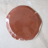 Assiette 22 GM D27cm en faience rouge multicolore par Héloïse Bariol chez Brutal Ceramics