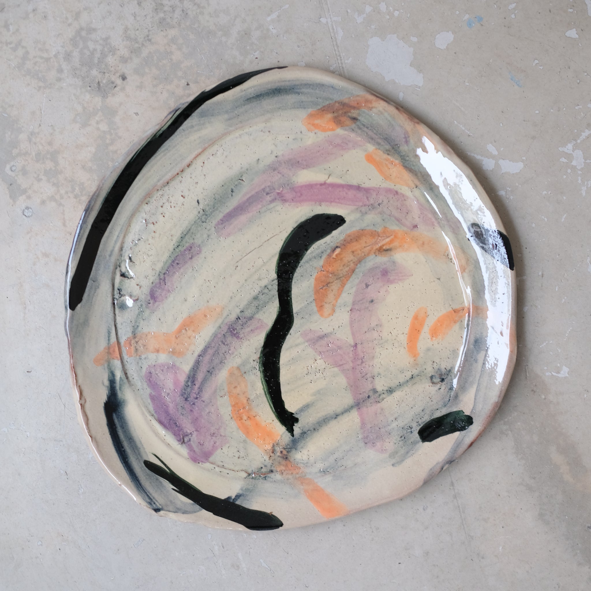Assiette 24 GM D27cm en faience rouge multicolore par Héloïse Bariol chez Brutal Ceramics