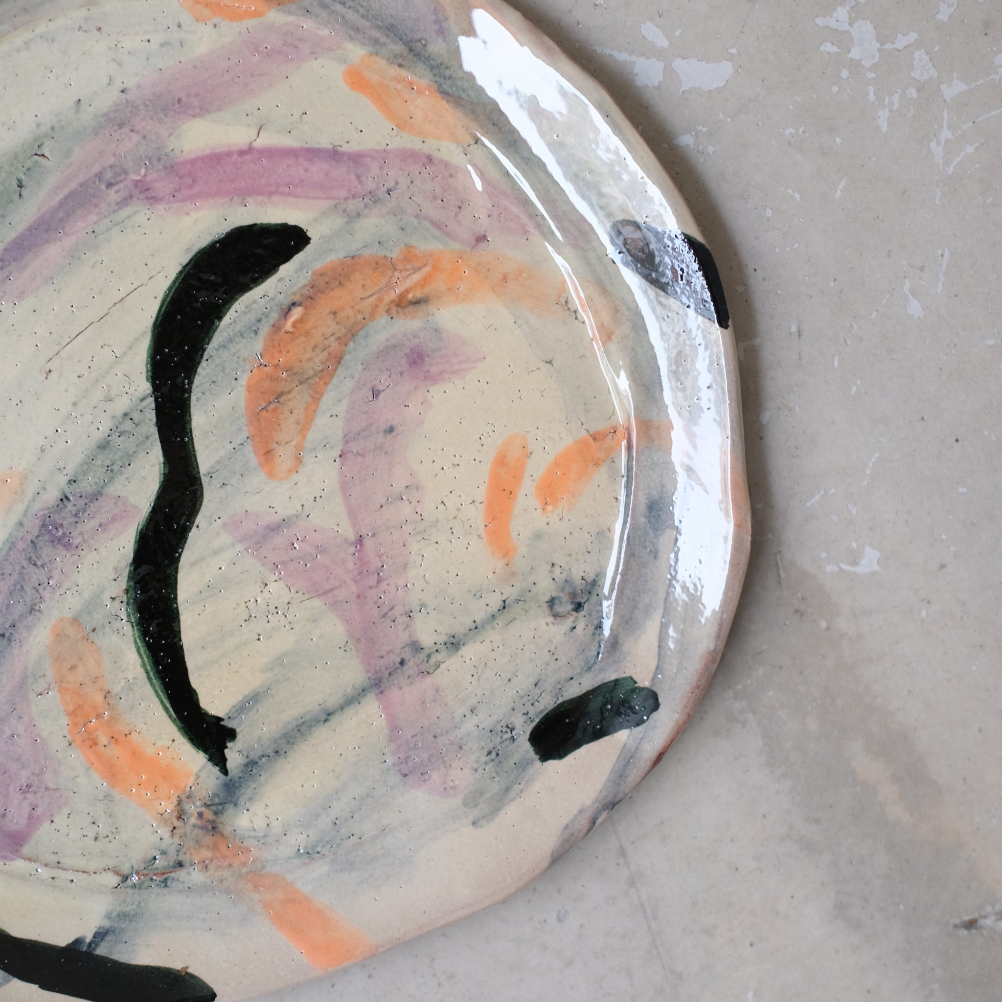 Assiette 24 GM D27cm en faience rouge multicolore par Héloïse Bariol chez Brutal Ceramics